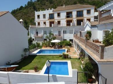 Adosado con 3 dormitorios se vende en Benahavis, Costa del Sol