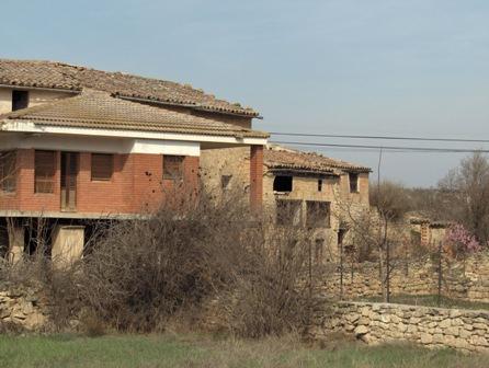 Masia de pueblo con departamentos. y 20.000 m. terreno. (.... la floresta .. lerida ....)