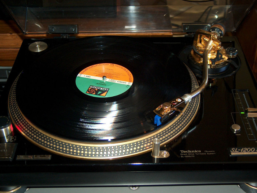 Technics SL- 1200 LTD - Gold Edition.