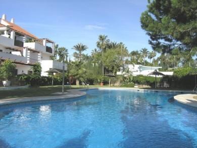 Apartamento con 2 dormitorios se vende en Marbella, Costa del Sol