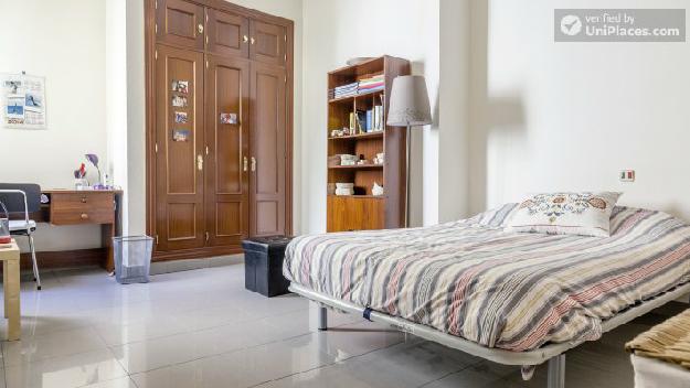 Rooms available - 4-bedroom apartment in Embajadores, near Plaza Mayor
