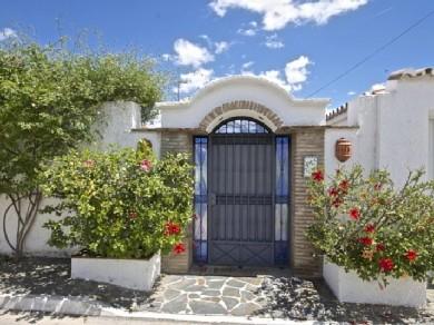 Chalet con 2 dormitorios se vende en Marbella, Costa del Sol