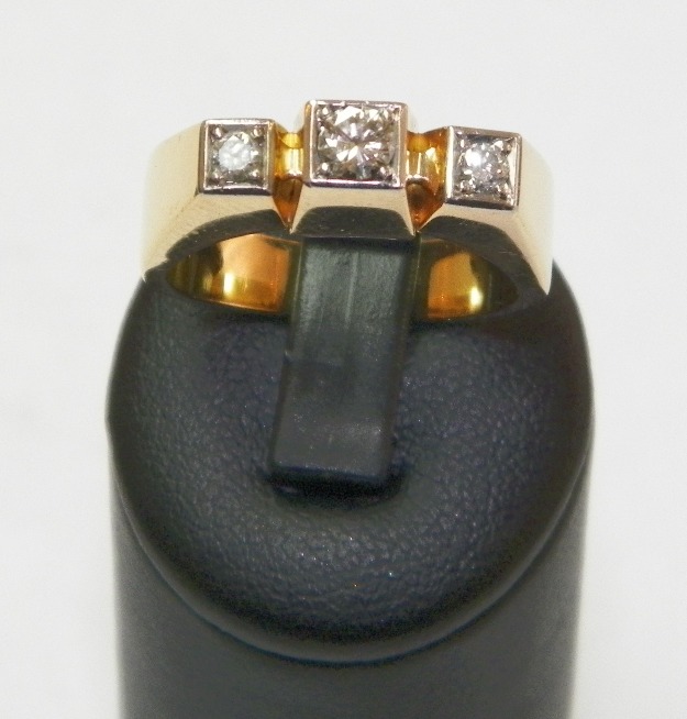 Anillo de oro macizo 18ct con Brillantes