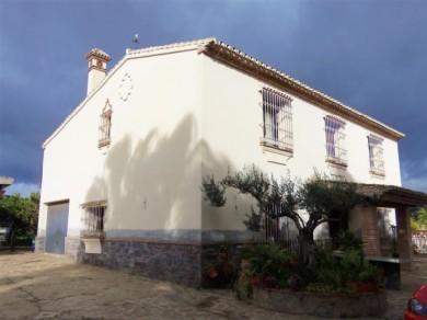 Chalet con 4 dormitorios se vende en Alhaurin el Grande