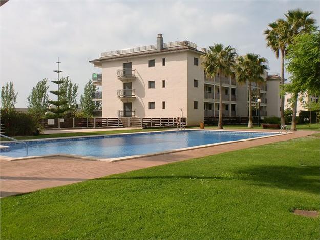 Planta baja con jardín y acceso a la piscina