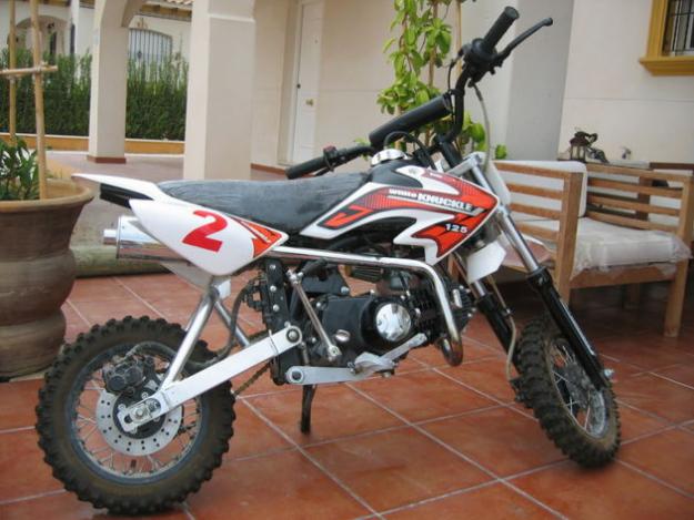 Moto 125 c.c White Knuckle Mini. Con regalo de 2 
cascos de