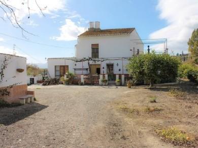 Chalet con 3 dormitorios se vende en Alora