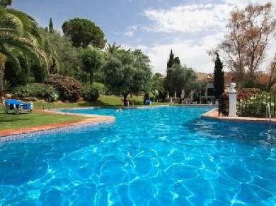 Apartamento con 2 dormitorios se vende en Benahavis, Costa del Sol