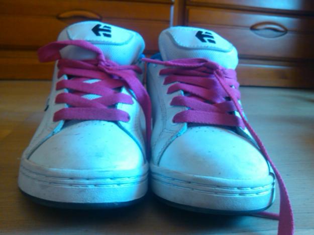 Zapatillas Etnies blancas, rosas y azules.