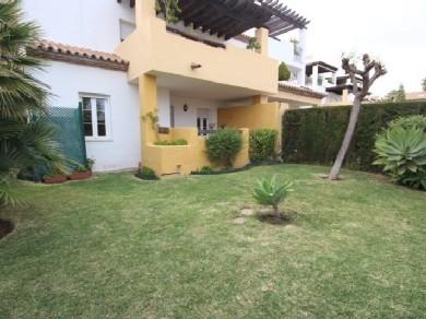 Apartamento con 2 dormitorios se vende en Marbella, Costa del Sol