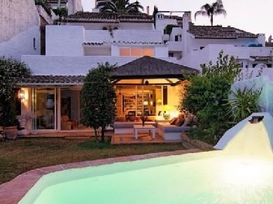 Adosado con 5 dormitorios se vende en Marbella, Costa del Sol