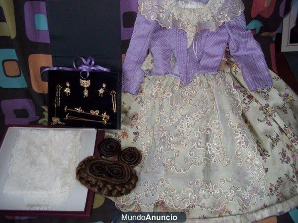 Vendo traje de fallera de 3 a 5 años aprox. por 400 € incluyo cancan, aderezo, moños , zapatos y mantilla