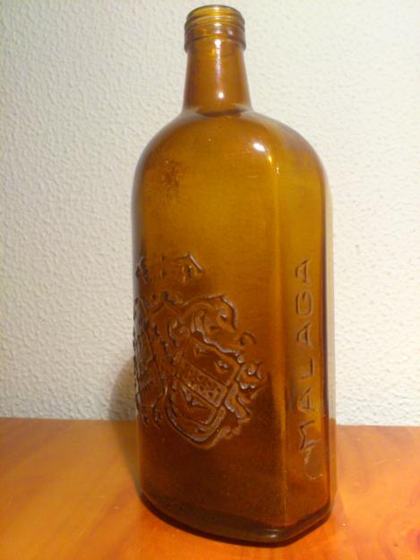 Botella de LARIOS MÁLAGA Muy antigua, con la marca y escudos labrados en el propio cristal