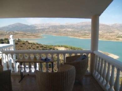 Chalet con 4 dormitorios se vende en Vinuela, Axarquia