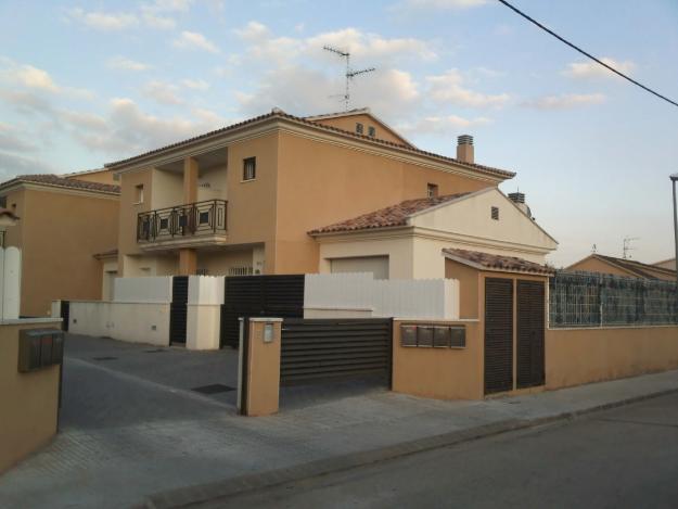 EN VENTA CASA PAREADA ESQUINERA