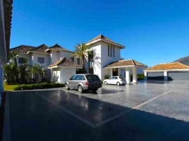 Chalet con 5 dormitorios se vende en Marbella, Costa del Sol