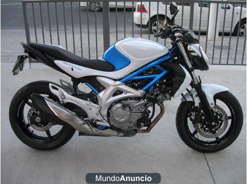 Suzuki gladius 650 azul