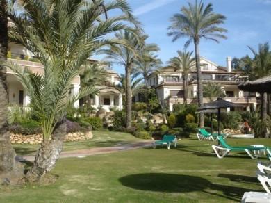 Apartamento con 3 dormitorios se vende en Marbella, Costa del Sol