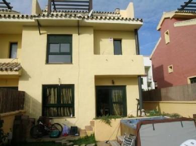 Adosado con 4 dormitorios se vende en Estepona, Costa del Sol