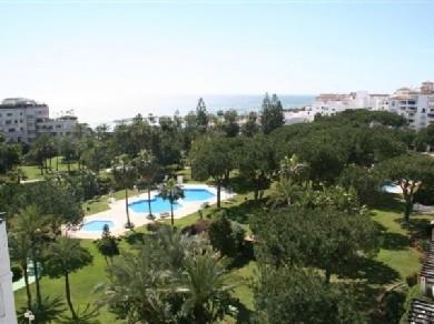 Apartamento con 3 dormitorios se vende en Marbella, Costa del Sol