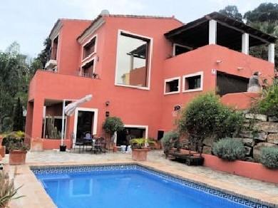 Chalet con 3 dormitorios se vende en Marbella, Costa del Sol