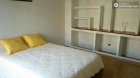 Rooms available - Bright 5-bedroom apartment in Chamberí - mejor precio | unprecio.es
