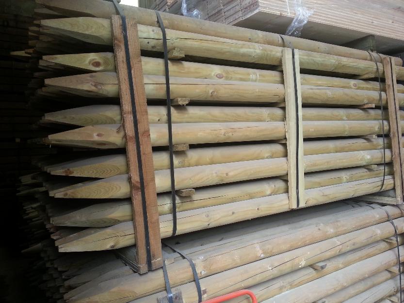 Postes de madera de pino redondos con punta