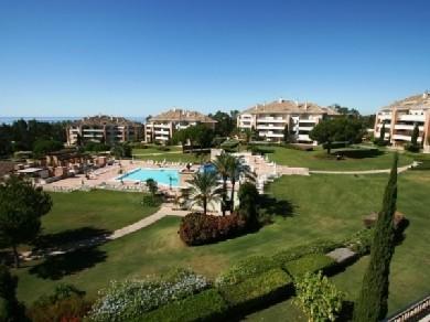 Apartamento con 3 dormitorios se vende en Marbella, Costa del Sol