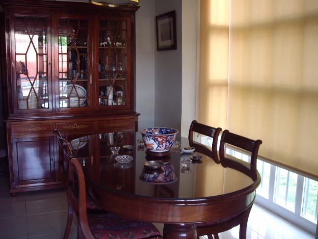Mesa comedor con 6 sillas y vitrina de CAOBA