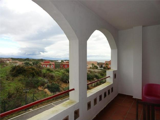 Apartamento en zona de Alcaidesa, entre Costa del Sol y Costa de la Luz, con vistas panorámicas al Mediterráneo.