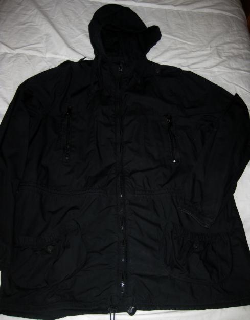 Chaqueta impermeable negra. Talla M.