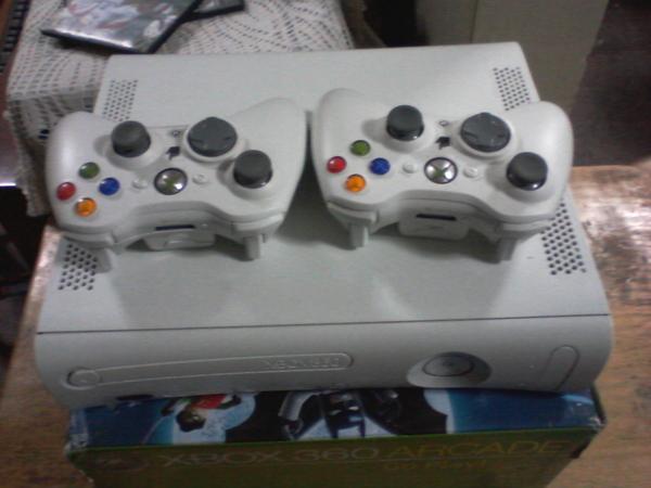 xbox360 +2 mandos + 3 juegos + targeta gold 12 meses