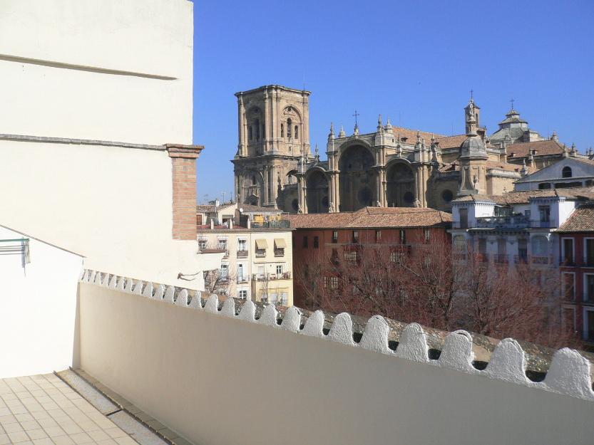 Atico sin muebles con vistas a la alhambra