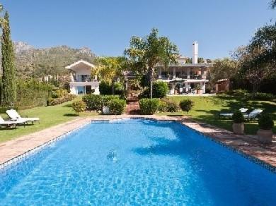 Chalet con 9 dormitorios se vende en Marbella, Costa del Sol