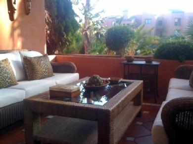Apartamento con 2 dormitorios se vende en Marbella, Costa del Sol