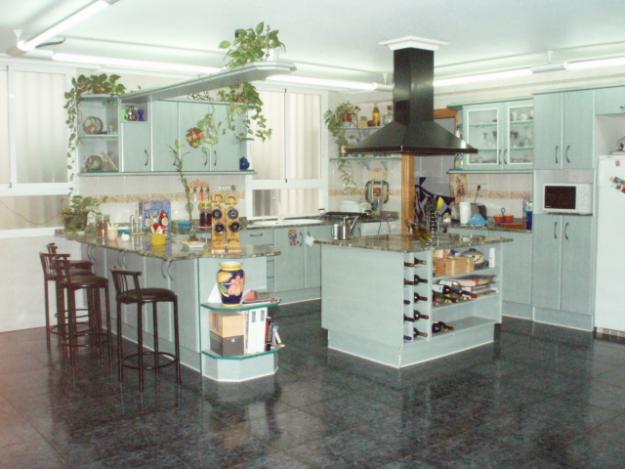 Piso 300 m2 . Puerta privada. Sin pago de comunidad. Exterior. Amplisimo