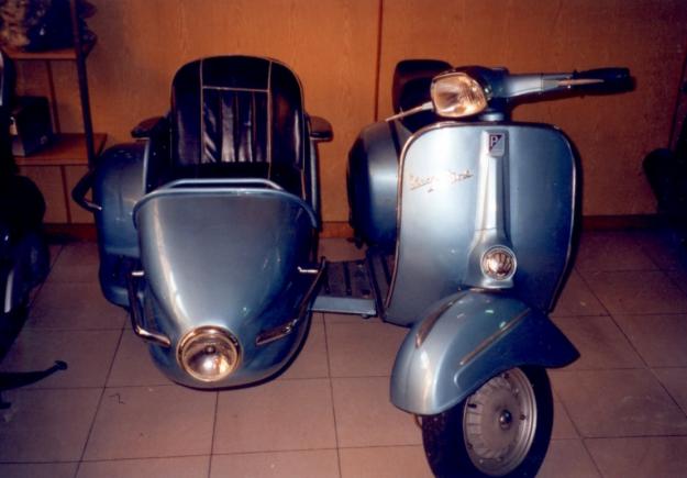 Vespa 160 con sidecar