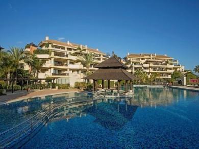 Apartamento con 3 dormitorios se vende en Marbella, Costa del Sol