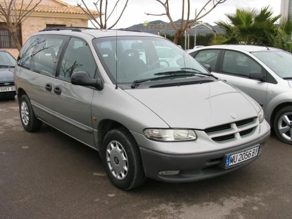 CHRYSLER VOYAGER 2.5 TD SE 117 CV con libro de revisiones.
