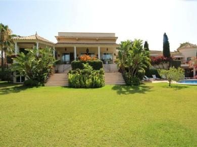 Chalet con 4 dormitorios se vende en Marbella, Costa del Sol