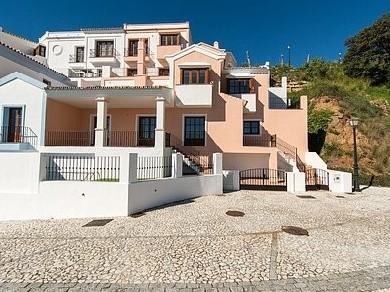 Adosado con 2 dormitorios se vende en Benahavis, Costa del Sol