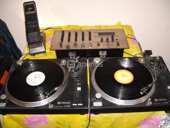 URGE 2 platos akiyama 1200-b y mesa de mezclas VESTAX PCM-15 de 4 canales