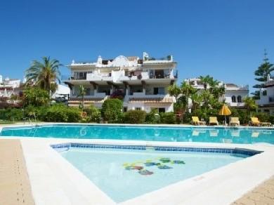 Adosado con 4 dormitorios se vende en Marbella, Costa del Sol
