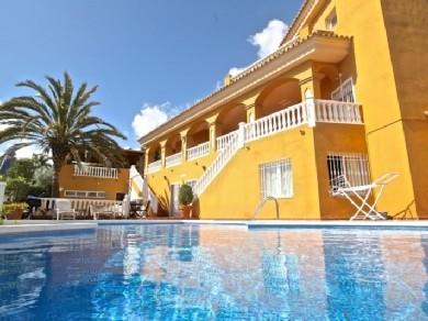 Chalet con 4 dormitorios se vende en Marbella, Costa del Sol
