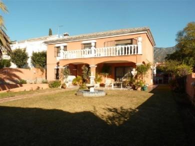Chalet con 4 dormitorios se vende en Marbella, Costa del Sol