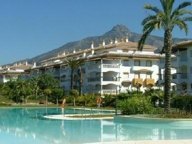 Apartamento con 2 dormitorios se vende en Marbella, Costa del Sol