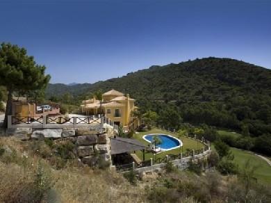 Chalet con 5 dormitorios se vende en Benahavis, Costa del Sol