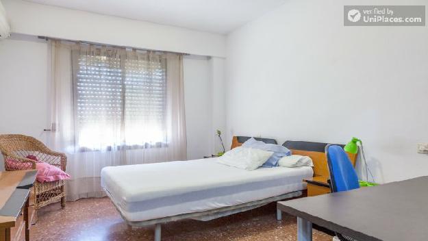 Rooms available - Cosy 4-bedroom apartment not far from Valencia's seaside
