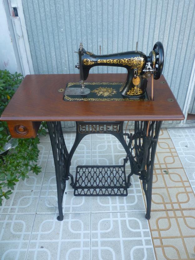 se venden maquinas de coser singer con mueble funcionando