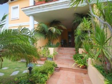 Chalet con 4 dormitorios se vende en Marbella, Costa del Sol